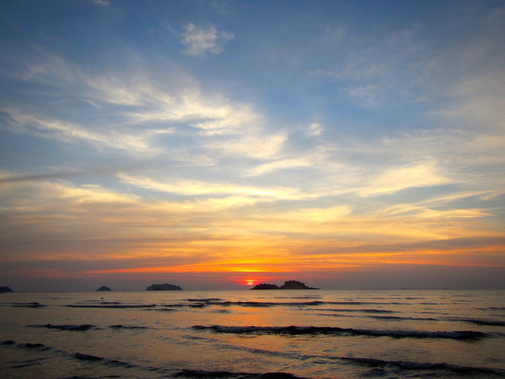 05 Koh Chang sunset with islands offshore that Andrei swam to