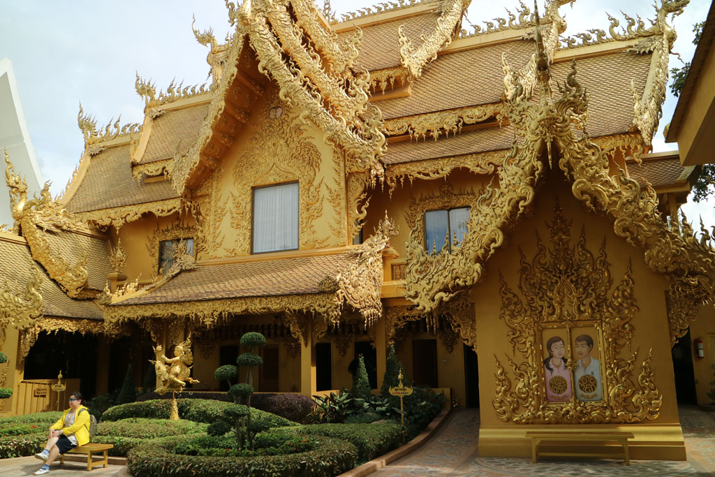 Chiang Rai White Temple golden toilets_4816